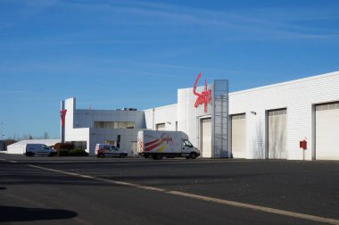Albi, Fransa - Aralık 2021 - Albiple Business areal merkezli SAFRA 'nın iç tesisleri ve endüstriyel kaportası, demiryolu ve otomotiv sanayileri için çalışan yerel bir şirket