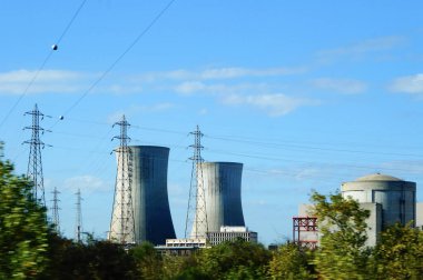 Pierrelatte, Fransa - Ekim 2021 - Dünya çapındaki en büyük atom enerjisi alanlarından biri olan EDF tarafından işletilen bir PWR nükleer enerji santrali olan CNPE 'nin soğutma kuleleri ve elektrik direkleri