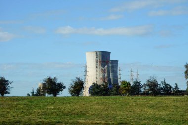 Pierrelatte, Fransa - Ekim 2021 - Dünya çapındaki en büyük atom enerjisi alanlarından biri olan EDF tarafından işletilen bir PWR nükleer enerji santrali olan CNPE 'nin soğutma kuleleri ve elektrik direkleri 