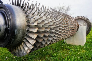 Toulouse, Fransa - Mart 2020 Anıt 'taki AZF fabrikasının yıkıcı patlamasının kalıntıları olarak sergilenen makine parçaları sarmal şeklinde devasa bir metal işçiliği mekanik parçası.
