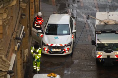 Toulouse, Fransa - Haziran 2021 - Toulouse Mtropole Kentsel Topluluğu ajanları sabahın erken saatlerinde Peugeot 308 servis aracı ve bir sokak temizleyicisiyle iş başında