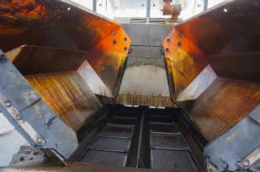 Villefranche, Fransa - Şubat 2021 - İsveçli Volvo firması tarafından üretilen bir ABG kaldırımının önündeki metal zıpzıpzıpı; bu kısım asfalt ile beslenmek üzere tasarlanmış, yağlı izlerle lekelenmiş. 