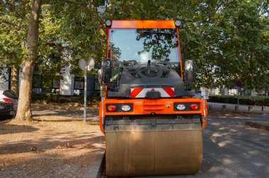 Gennevilliers, Fransa - Eylül 2020 - Fransız Fayat grubunun bir yan kuruluşu olan BOMAG tarafından üretilen Alman yapımı yol silindiri, Colas tarafından işletiliyor.
