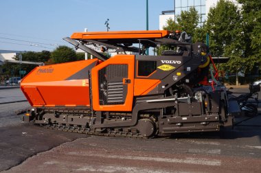 Gennevilliers, Fransa - Eylül 2020 - İsveçli Volvo firması tarafından üretilen ve Fransız inşaat grubu Colas (Bouygues) tarafından işletilen turuncu bir P6820D ABG asfalt kaldırım taşı.)