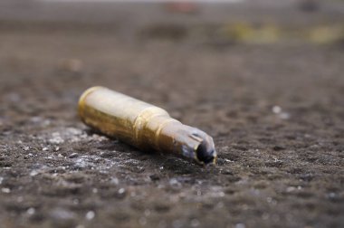 Pamiers, Fransa - Şubat 2020 - Alman mühimmat üreticisi MEN tarafından yapılan tatbikat tüfekleri için Fransız Ordusu 'nun paraşütçüleri tarafından ateşlenen 7.62 milimetrelik metalik fişek kutusu