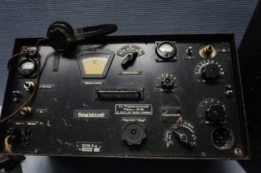 Reims, Fransa - Eylül 2022 - O zamanki en son model Alman radyo vericisi, çevirmeli ve döner düğmeli (Franklin Roosevelt Lisesi içinde bulunan) Alman Teslim Müzesi 'nde sergilenmektedir.)