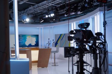 Reims, Fransa - Haziran 2022 - Yerel haber kanalı Fransa 3 Champagne-Ardenne 'in stüdyo seti içinde televizyon kameraları, mikrofonlar, modern mobilyalar ve mavi renkli ahşap masa