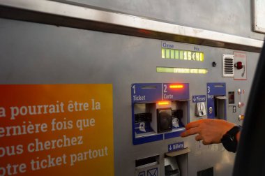 Toulouse, Fransa - Ağustos 2020 - Özel imtiyazlı Vinci tarafından işletilen bir otoyolun çıkışında, bilet parasını ödedikten sonra bir sürücü kredi kartını bekliyor.