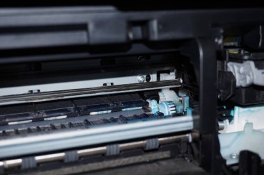 Japonya 'da tasarlanmış bir yazıcının dahili mekanizması, mürekkep kartuşlarının tercümesi için kılavuz rayı, dişli ve konveyör rulosunu kağıt levha ileri itmek için