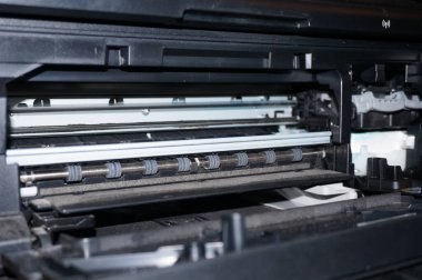 Japonya 'da tasarlanmış bir yazıcının dahili mekanizması, mürekkep kartuşlarının tercümesi için kılavuz rayı ve kağıt tabakasını ileri itmek için şaftı olan konveyör silindirini içeriyor.