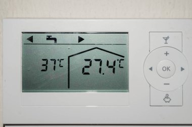Canicular yaz sıcaklıkları (dışarısı 99F, içerisi 81F), Ağustos 2020 'de Fransa' nın Tarn kentinde kayıtlı bir Alman tasarım merkezi ısıtma sisteminin termostat ekranında görüntülendi.
