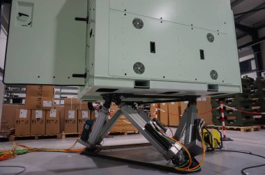 Occitanie, Fransa - 1 Aralık 2021 - İçişleri, Fransız Ordusu 'nun Akrep zırhlı araçlar pilotlarının eğitimi için bir simülasyon odasının fabrikasında halen boş ve montaj altında