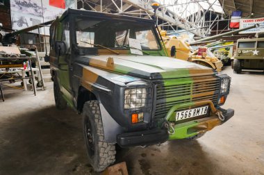 Troyes, Fransa - Eylül 2020 - Fransız ordusu tarafından kullanılan bir off-road aracı olan Peugeot P4 'ün önü, Mercedes G-Sınıfı ve Aube' deki bir askeri araba müzesinde sergileniyor.