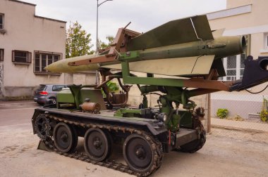 Troyes, Fransa - Eylül 2020 - Fransız Ordusu tarafından kullanılan eski bir Amerikan Raytheon MIM-23 Hawk, uçaksavar savunma füzesi için karadan havaya bir Hawk füzesi fırlatmak üzere tasarlanmış mobil bir takip cihazı.