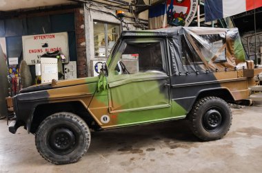 Troyes, Fransa - Eylül 2020 - Fransız ordusu tarafından kullanılan bir off-road aracı olan Peugeot P4 'ün yan görüntüsü Mercedes G-Sınıfı ve askeri araçlar müzesinde sergilenmektedir.