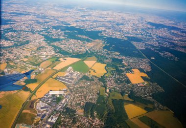 Bir uçağın kanadının altındaki hava manzarası