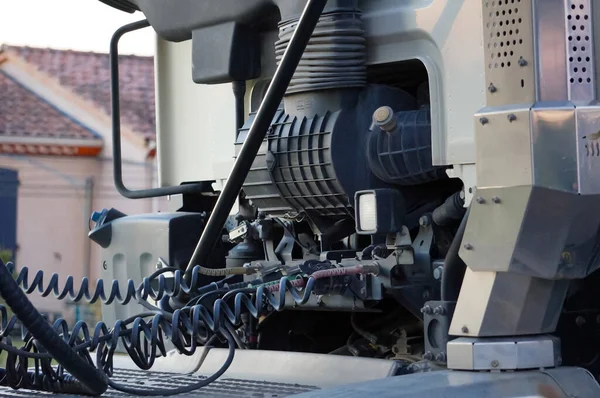 2021年12月 法国萨利斯 牵引车与半挂车之间铰链连接器上的气动软管和电缆 该装置主要用于控制制动系统 — 图库照片