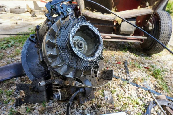 旧割草机的燃烧发动机 — 图库照片