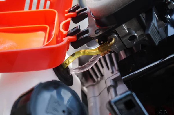 德国设计的全新汽油刷切割机的机器部件 燃料泵在燃烧器上的软按钮的细节 用进气透明塑料软管与油箱连接 — 图库照片