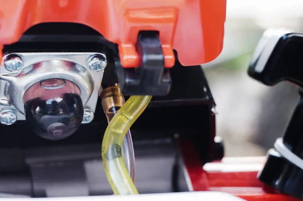 德国设计的新型刷子切割机的机械部件 用交叉头螺钉夹紧的燃料泵软扣子和带气泡的透明进气软管的细节 — 图库照片