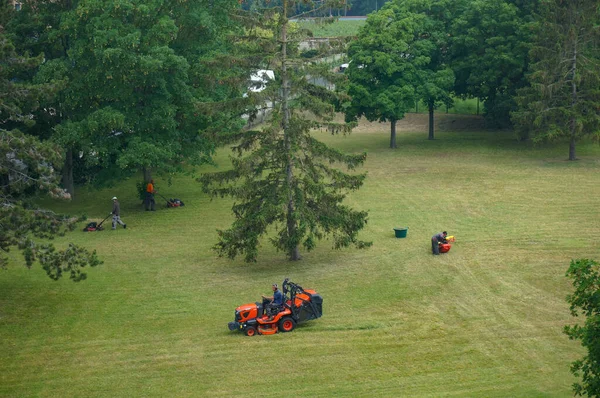 Reims Frankrike Juni 2021 Groundskeeper Med Krous Reims Åktraktor Parken — Stockfoto