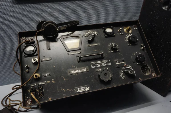 Reims, Fransa - Eylül 2022 - O zamanki en son model Alman radyo vericisi, çevirmeli ve döner düğmeli (Franklin Roosevelt Lisesi içinde bulunan) Alman Teslim Müzesi 'nde sergilenmektedir.)
