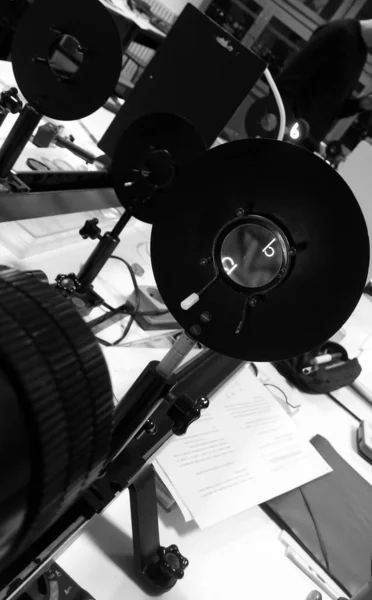 法国图卢兹一家光学实验室的实验和教学材料 在法国预科物理课实习期间 通过镜片在光滩上投射图像 — 图库照片