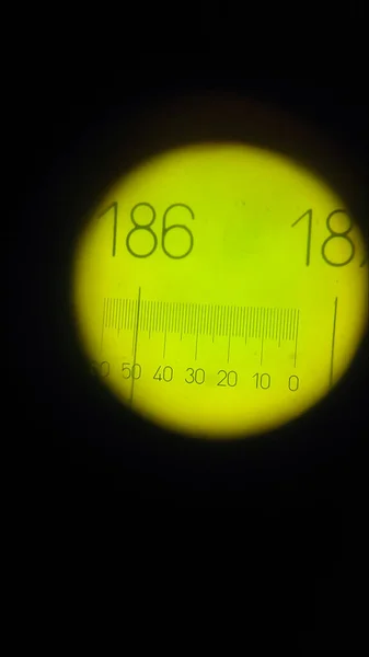 툴루즈 프랑스 2020년 굴절계의 뷰파인더 내에서 커서는 빛으로 백라이트하여 굴절률을 — 스톡 사진