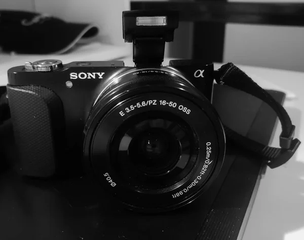 2019年7月 索尼Alpha系列产品的一款小型混合相机索尼Nex 3的黑白照片 带有闪光灯 — 图库照片