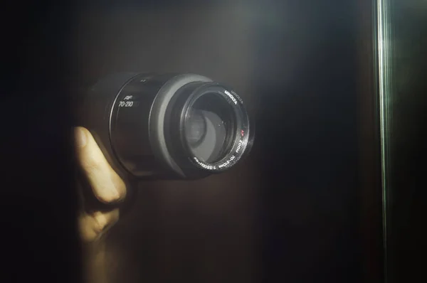 法国塔恩 2020年2月 摄影师手中拿着的索尼混合相机的客观镜头的镜子中模糊和复制的图像 由于闪光而出现混乱 — 图库照片