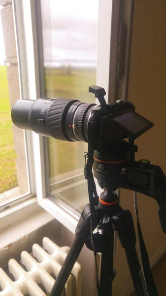 法国塔恩 2020年2月 一个摄影师的日本制造的设备 安装在一个稳定器三脚架上 一个Konica Minolta长焦距镜头 Teleobjective 固定在索尼阿尔法Nex混合相机上 — 图库照片