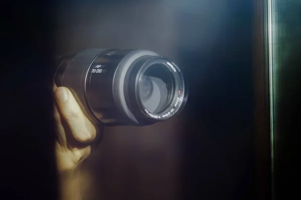 法国塔恩 2020年2月 摄影师手中拿着的索尼混合相机的客观镜头的镜子中模糊和复制的图像 由于闪光而出现混乱 — 图库照片