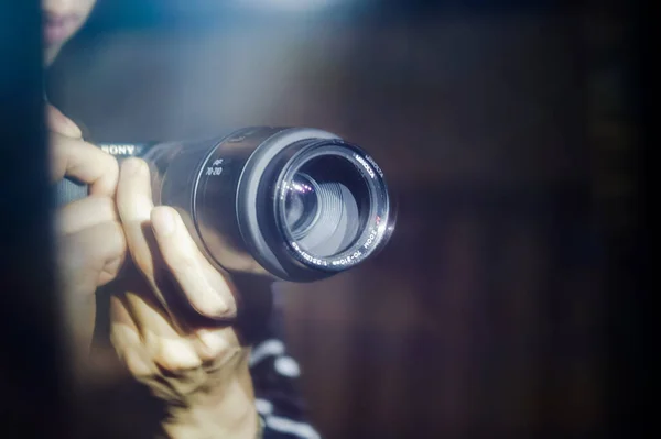 法国塔恩 2020年2月 摄影师手中拿着的索尼阿尔法混合相机的客观镜头镜子中模糊和复制的图像 由于闪光灯而出现混乱 — 图库照片