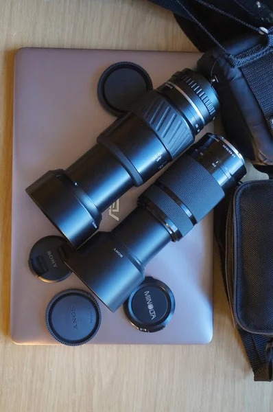 2021年7月 法国塔恩 索尼E相机的两个日本远程目标肩并肩 一个较老的Konica Minolta Af70 210和一个现代的索尼Sel55 210 带着镜头盖和太阳镜 — 图库照片