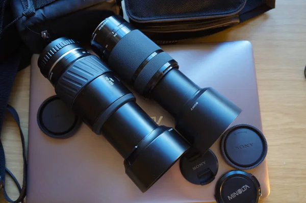 2021年7月 法国塔恩 索尼E相机的两个日本远程目标肩并肩 一个较老的Konica Minolta Af70 210和一个现代的索尼Sel55 210 带着镜头盖和太阳镜 — 图库照片