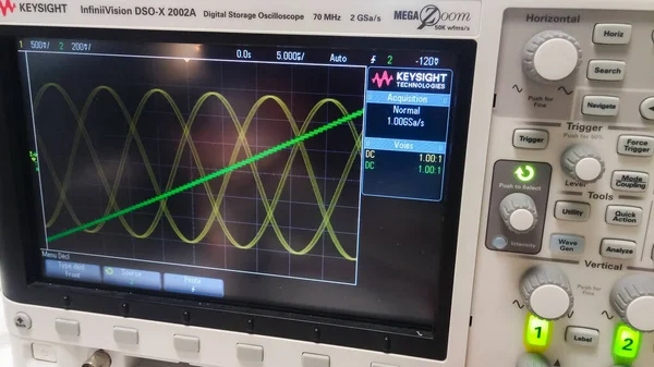 Toulouse, Fransa - Şubat 2018 - Bir elektronik laboratuvarında deneysel ve didactic materyal: düşük frekanslı bir jeneratörle çalışan bir elektrik devresi sinyalleri