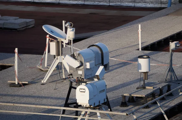 法国图卢兹 2023年3月 在法国航空航天实验室Onera Rangueil的屋顶上安装的测量仪器 包括来自德国制造商Rhode和Schwarz的辐射计物理装置 — 图库照片