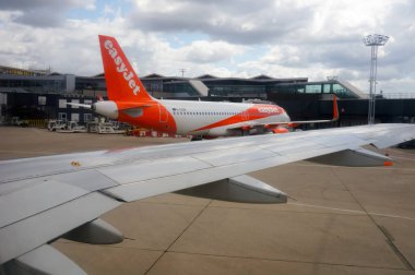Orly, Fransa - Haziran 2019 - Düşük maliyetli havayolu Easy Jet 'in çift motorlu orta menzilli Airbus A320 uçağı, Paris-Orly Havaalanı' nın eski bir A320 'den görüldü.