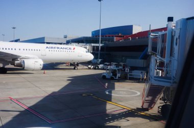 Paris-Roissy CDG Havaalanı, Fransa - Haziran 2019 - Air France tarafından işletilen pistte çift katlı uzun menzilli Airbus A380, dünyanın en büyük havayolu şirketidir.