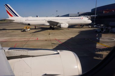 Paris-Roissy CDG Havaalanı, Fransa - Haziran 2019 - Air France tarafından işletilen pistte çift katlı uzun menzilli Airbus A380, dünyanın en büyük havayolu şirketidir.
