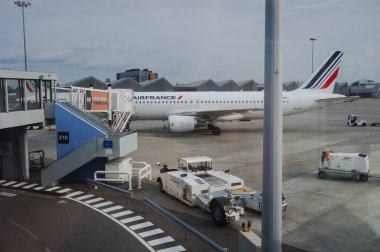 Paris-Roissy CDG Havaalanı, Fransa - Haziran 2019 - Air France tarafından işletilen pistte çift katlı uzun menzilli Airbus A380, dünyanın en büyük havayolu şirketidir.