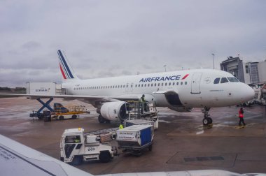 Paris-Roissy CDG Havaalanı, Fransa - Haziran 2019 - Air France tarafından işletilen pistte çift katlı uzun menzilli Airbus A380, dünyanın en büyük havayolu şirketidir.