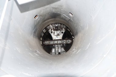 Toulouse, Fransa - Mart 2023 - 1950 'lerin sonlarında geliştirilen eski bir Fransız savaş uçağı olan Dassault Mirage III' ün içi boşaltılmış uçak gövdesinin içini görmek