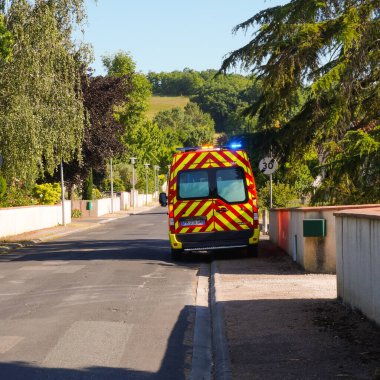 Le Sequestre, Fransa - Mayıs 2020 - Kurtarma müdahalesi sırasında kaldırımda parlayan ve arka yansıtıcı şeritli kırmızı bir itli itfaiye aracı (Renault Master)