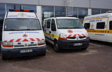 Troyes, Fransa - Eylül 2020 - UTT sivil savunma birimi, Troyes Üniversitesi 'nin park alanında bulunan Renault Master ve Trafic FFSS acil durum araçları (tıbbi ambulanslar)