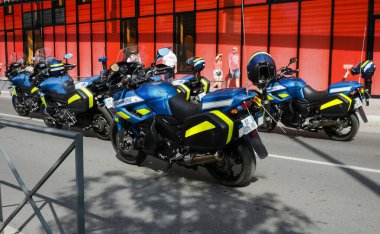 Albi, Fransa - 14 Temmuz 2019 - Ulusal Jandarma (askeri polis) mensubu güçlü Yamaha motosikletleri, Bastille Günü (Fransa Ulusal Günü) askeri geçit töreni öncesinde)
