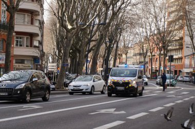 Toulouse, Fransa - Ocak 2020 - Fransız Ulusal Polisi Van 'ı, emeklilik reformuna karşı düzenlenen protestolar sırasında Strasbourg Bulvarı' nda yanıp sönen ışıklı arabaları solladı