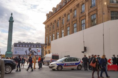 Paris, Fransa - Ekim 2020 Fransız Ulusal Polisi memurları ve araçları, Vendme Meydanı 'ndaki Napolyon Sütununun önünde, Paix Caddesi' nin sonunda bir barikat kuruyorlar.