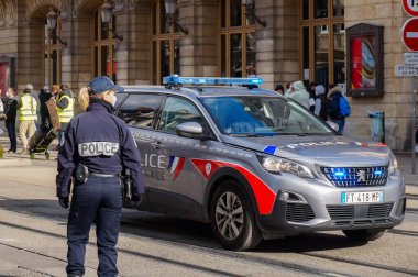 Reims, Fransa - Mart 2021 - Bir gösteri sırasında Rue de Vesle 'de mavi ışıklar yanıp sönen 