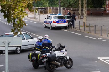 Albi, Fransa - Eylül 2021 - Polis memurları, yaya olarak, arabayla ve motosikletle barikatta, sağlık geçişi ve Covid ölçümlerine karşı düzenlenen gösteri sırasında sokaktaki trafiği kontrol ediyorlar.